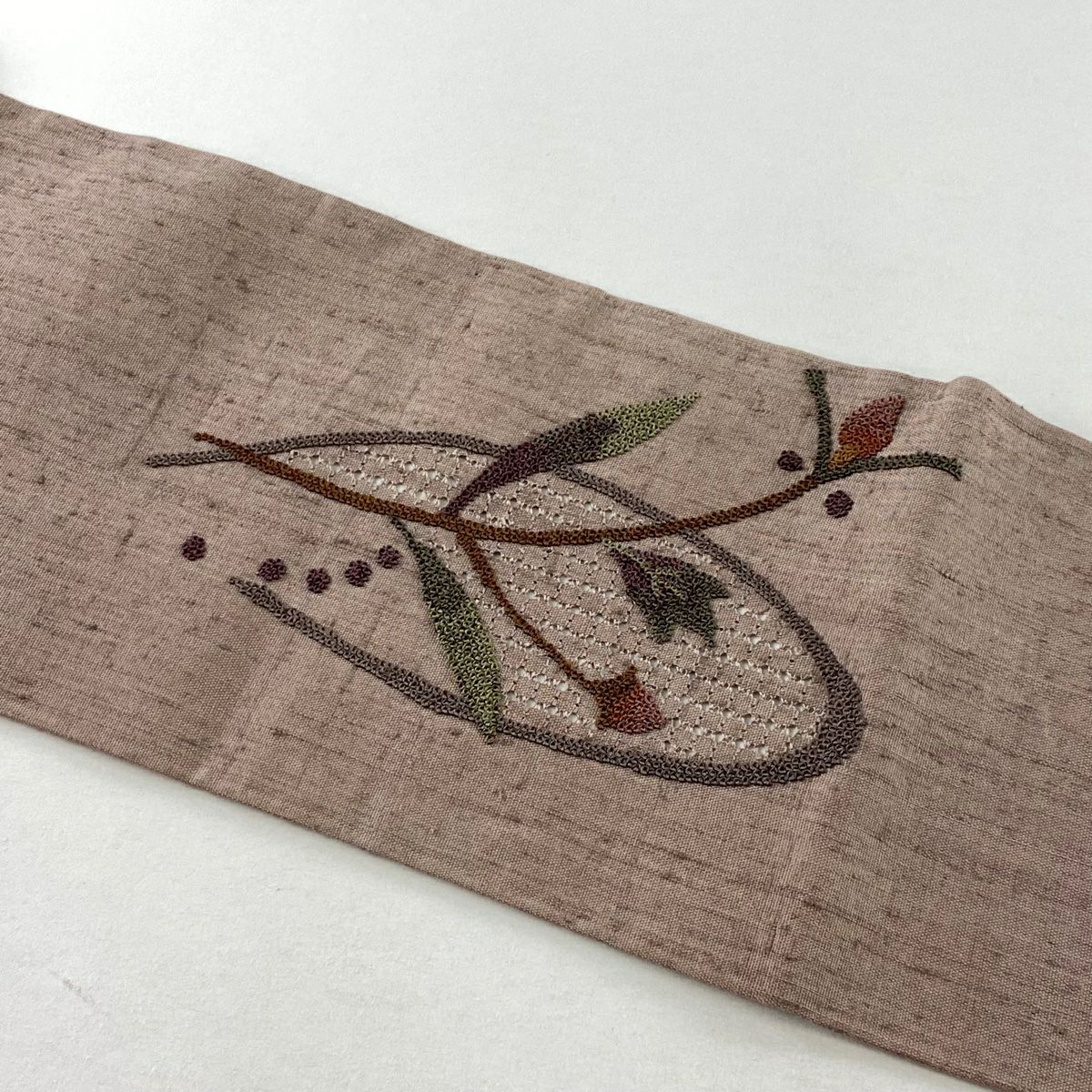 【美品】名古屋帶 秀品級 紬織織地 関西仕立 雜花 霞刺繡 小豆 純蠶絲