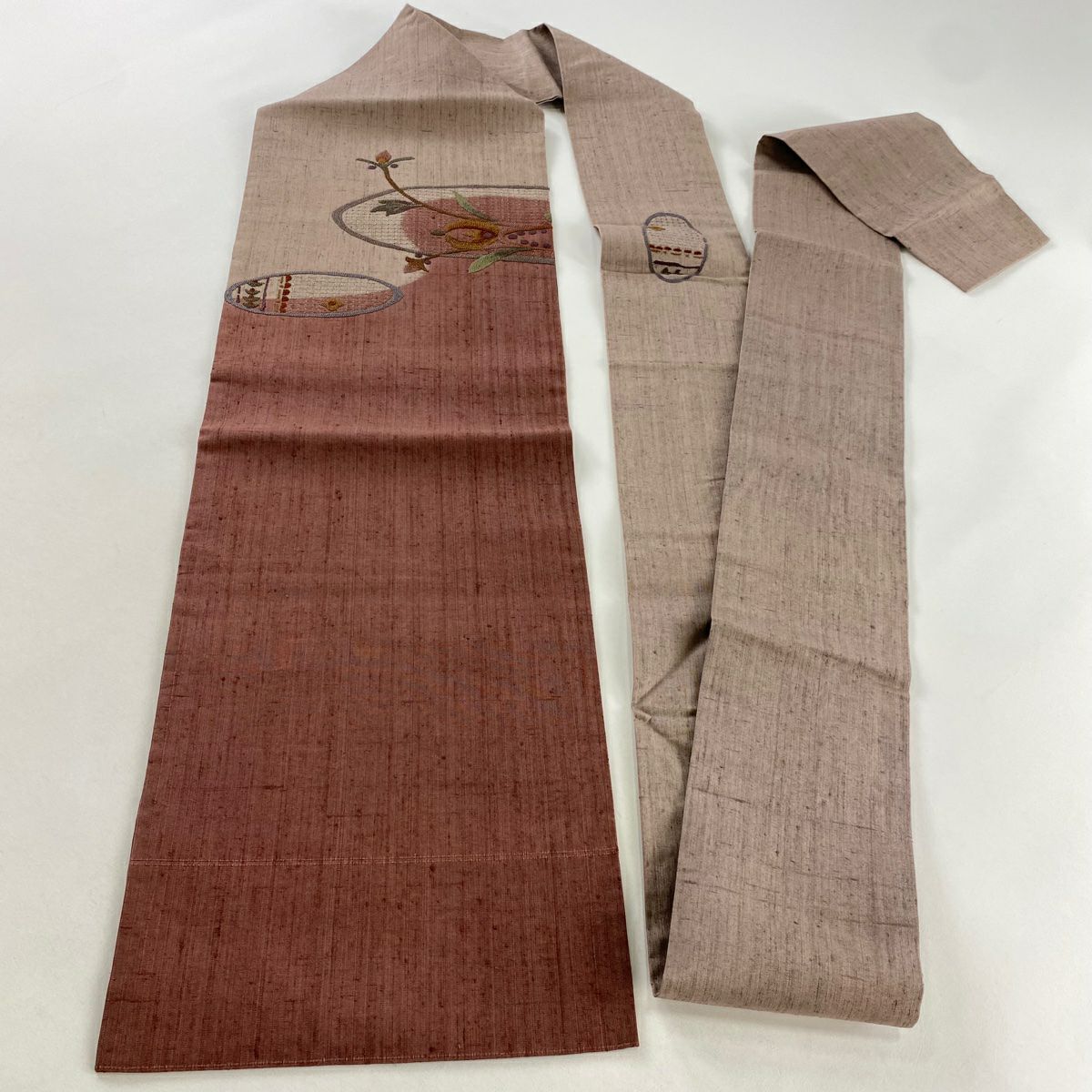 【美品】名古屋帶 秀品級 紬織織地 関西仕立 雜花 霞刺繡 小豆 純蠶絲