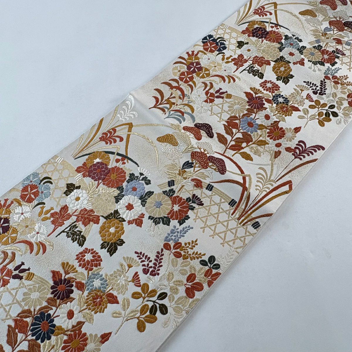【美品】 袋帶 秀品級 草花紋紋 間垣刺繡 金絲 奶油色 六通 純蠶絲