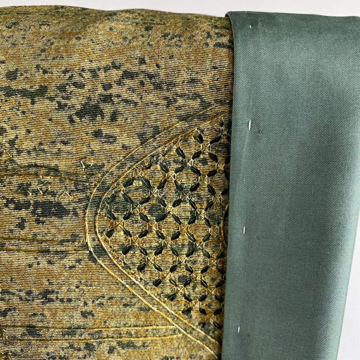 【美品】 小紋 身長158.5cm 袖長63cm S 雙層 霞 華紋 刺繡 茶綠 純蠶絲 逸品級