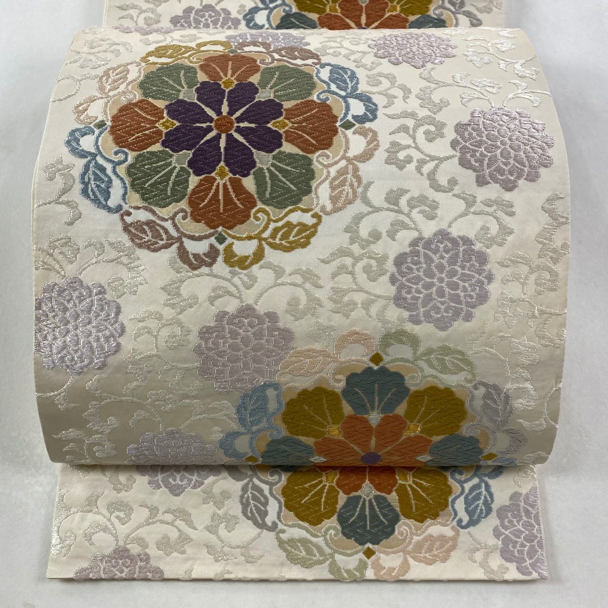 【美品】 袋帶 逸品級 華紋 花唐草紋 唐織 金銀糸 白 六通 純蠶絲
