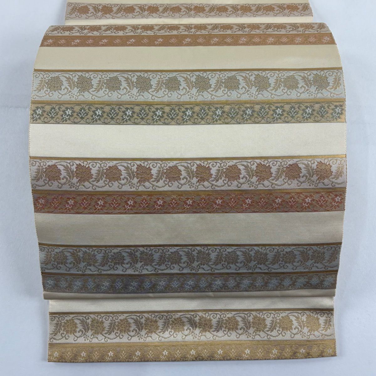 【美品】 袋帶 名品級 金金箔屋清兵衛 落款あり 名物裂間道 縞 花唐草紋 金金箔 奶油色 お太鼓柄 純蠶絲