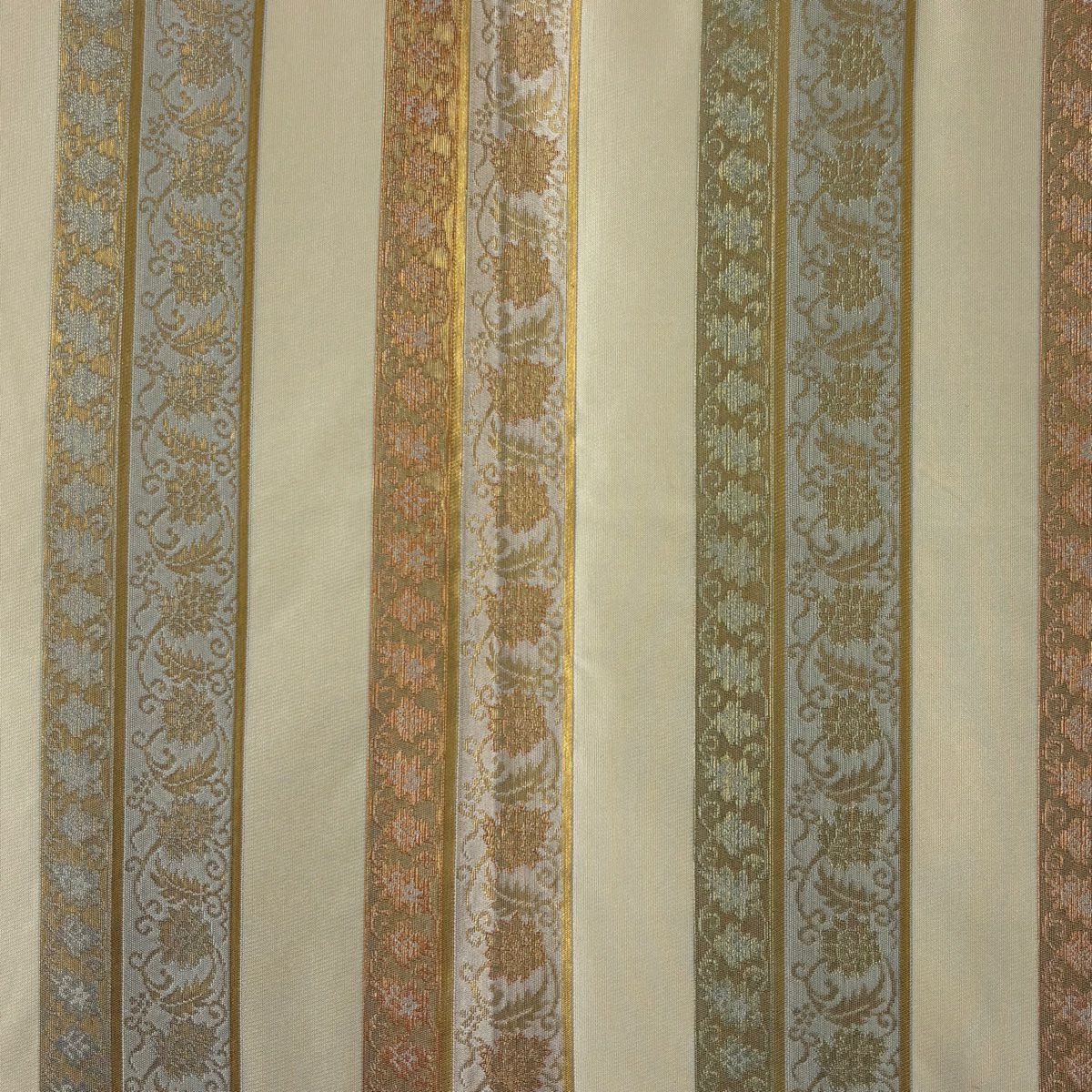 【美品】 袋帶 名品級 金金箔屋清兵衛 落款あり 名物裂間道 縞 花唐草紋 金金箔 奶油色 お太鼓柄 純蠶絲