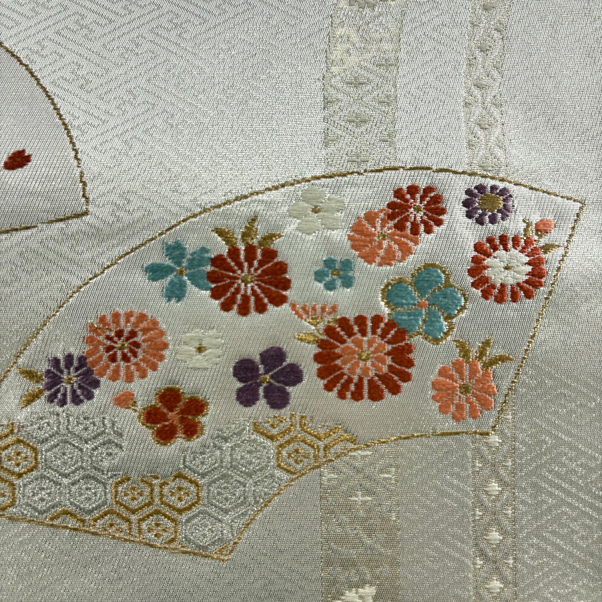 【美品】 袋帶 名古屋帶 優品級 扇子面 草花紋刺繡 金銀彩 銀色 純蠶絲