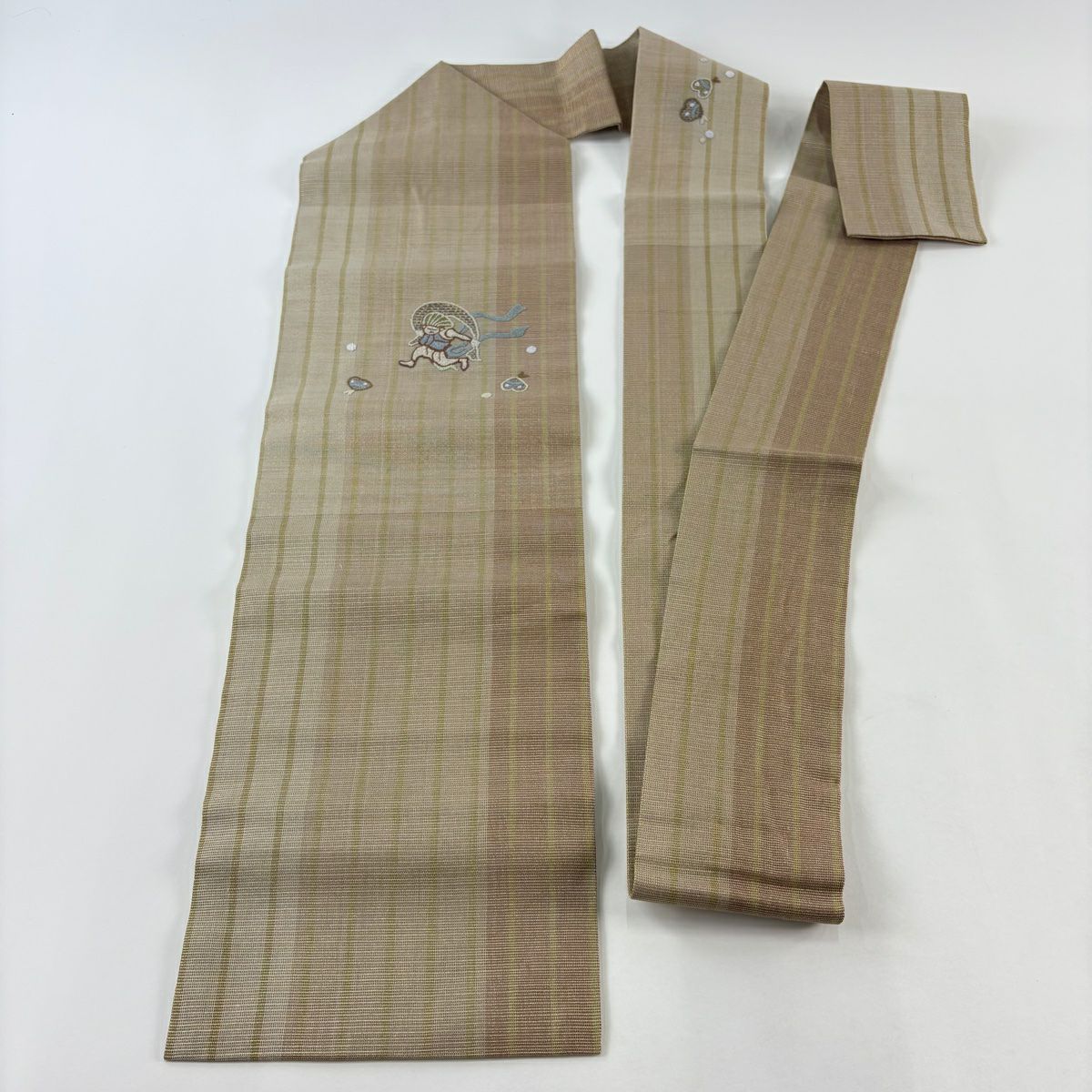 【美品】名古屋帶 名品級 人物 紋理 刺繡 金線 淺茶 純蠶絲