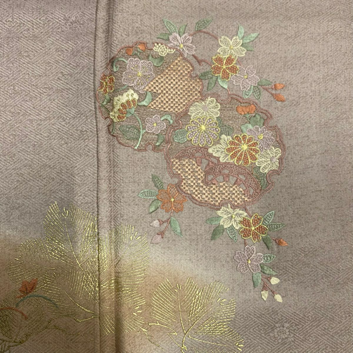 【美品】 付下 身長168cm 袖長64.5cm M 雙層 雪輪 草花紋刺繡 金彩裝飾 淺小豆 純蠶絲 優品級