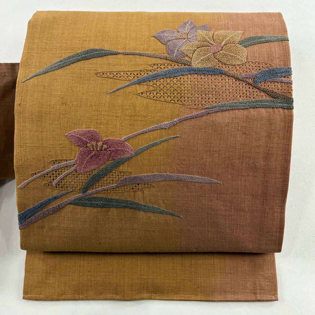 【美品】名古屋帶 秀品級 紬織織 草花紋紋 霞 相良刺繡 汕頭刺繡 山吹茶 純蠶絲
