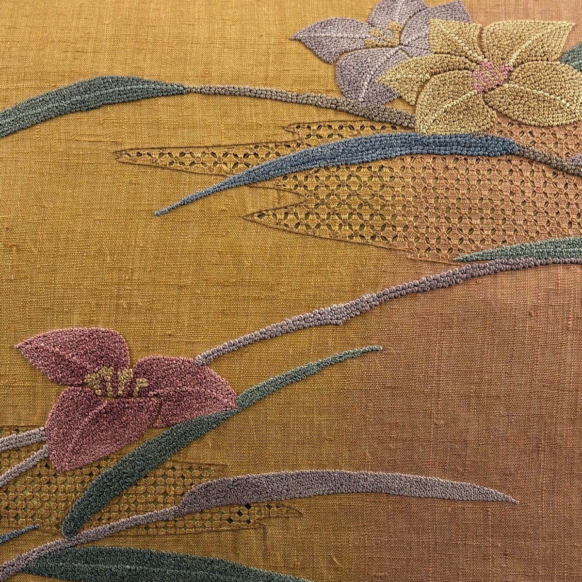 【美品】名古屋帶 秀品級 紬織織 草花紋紋 霞 相良刺繡 汕頭刺繡 山吹茶 純蠶絲