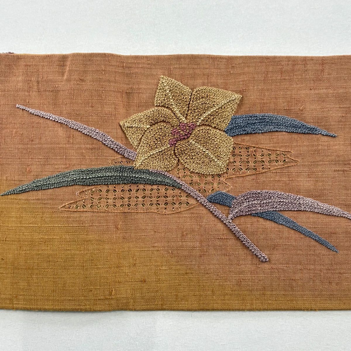 【美品】名古屋帶 秀品級 紬織織 草花紋紋 霞 相良刺繡 汕頭刺繡 山吹茶 純蠶絲