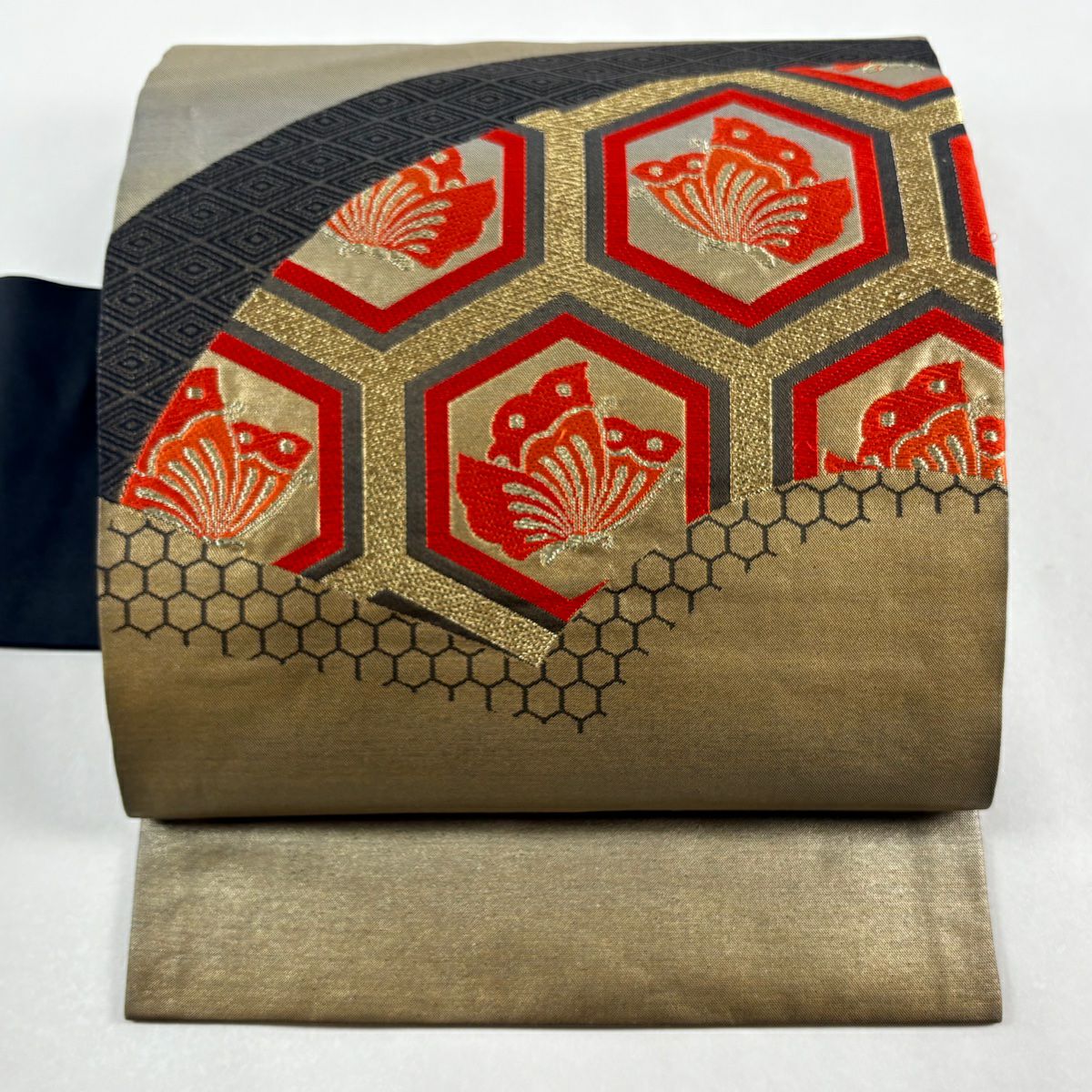 【美品】 名古屋帶 優品級 蝶 龜甲 唐織 金金箔 金色 純蠶絲