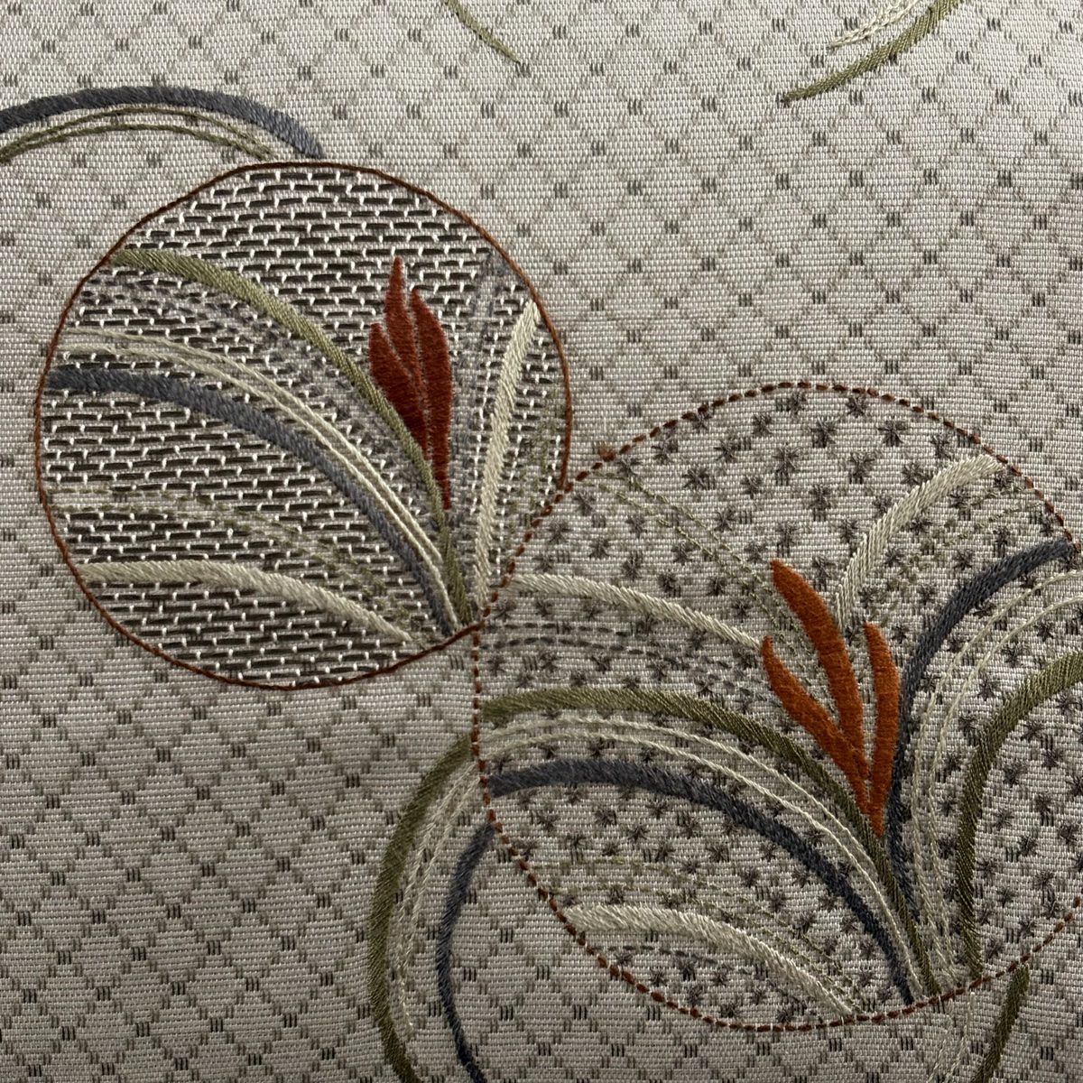 【美品】 名古屋帶 名品級 草花紋紋 斜格子 刺繡 青灰色 純蠶絲