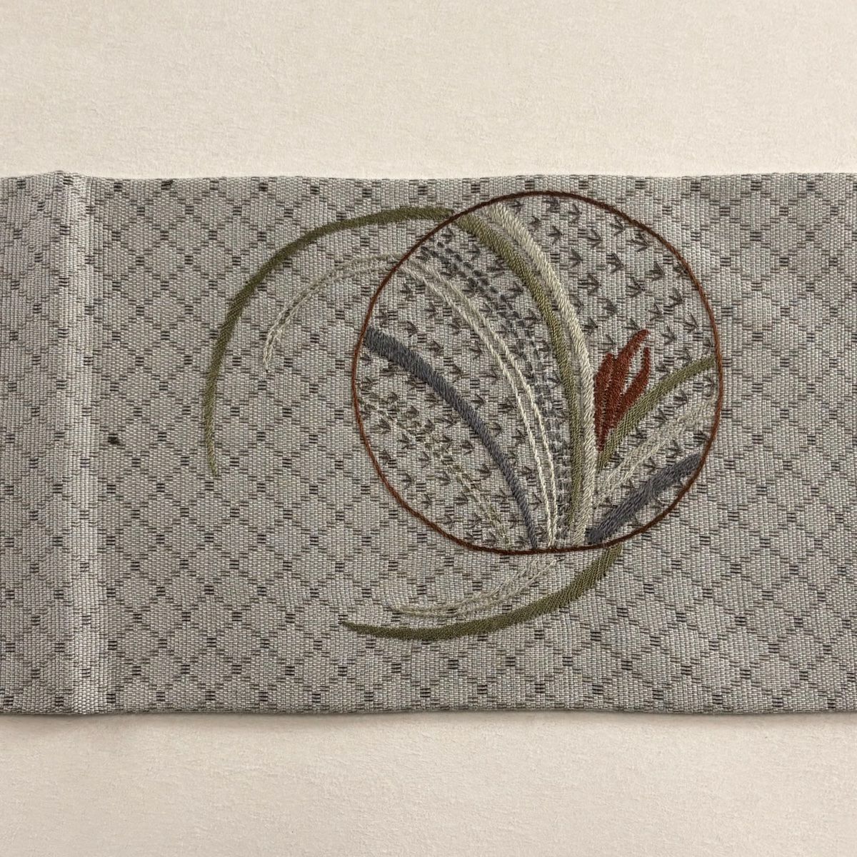 【美品】 名古屋帶 名品級 草花紋紋 斜格子 刺繡 青灰色 純蠶絲