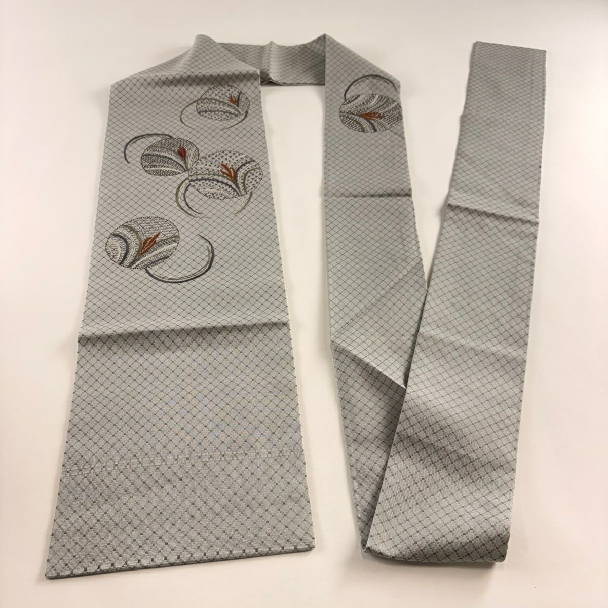 【美品】 名古屋帶 名品級 草花紋紋 斜格子 刺繡 青灰色 純蠶絲