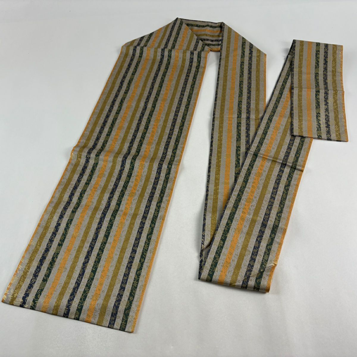 【美品】 名古屋帶 秀品級 花唐草紋 縞 金金箔 灰色 純蠶絲