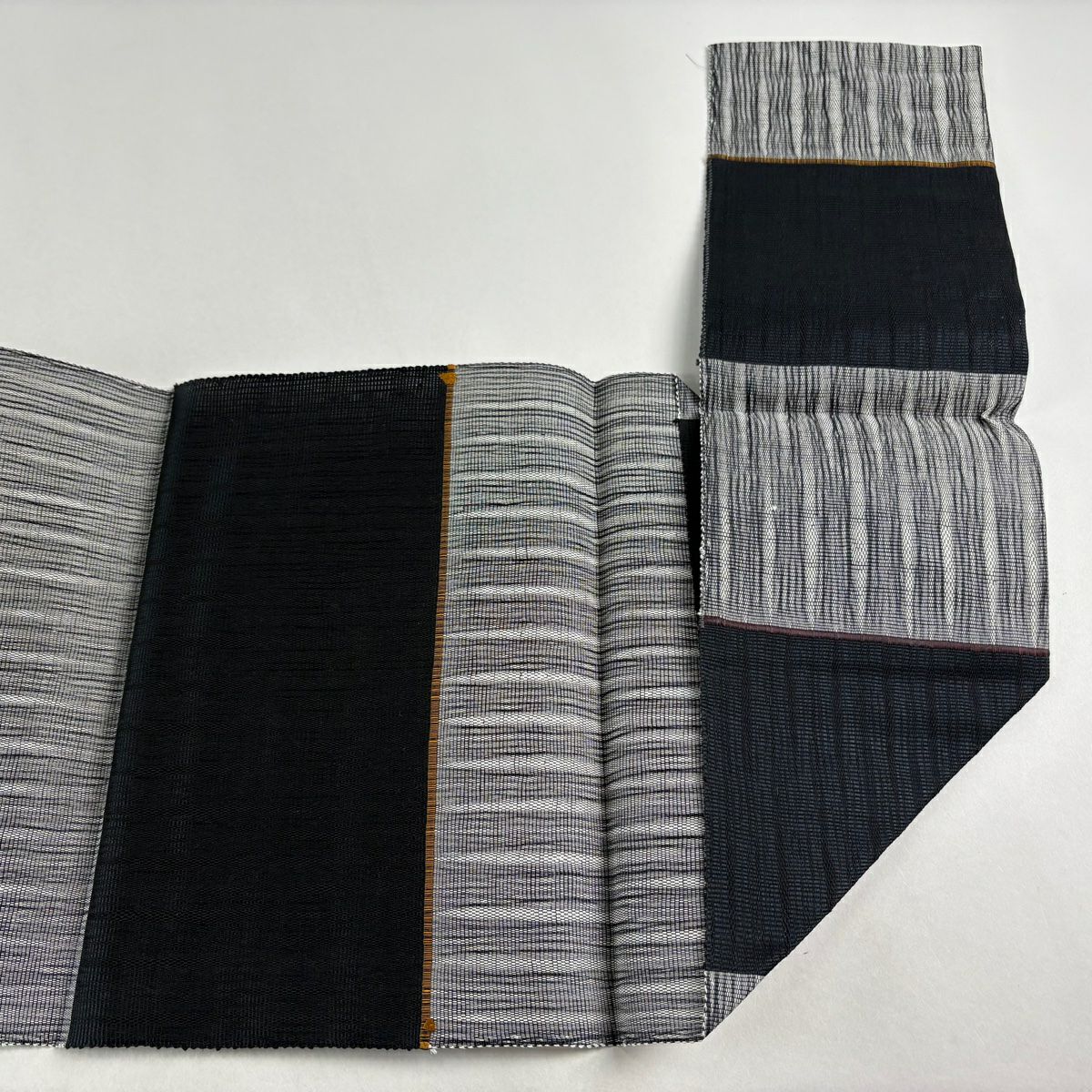 【美品】名古屋帶 秀品級 夏帶 八寸名古屋帶 松樹葉仕立 波 幾何學圖案 黑灰 純蠶絲