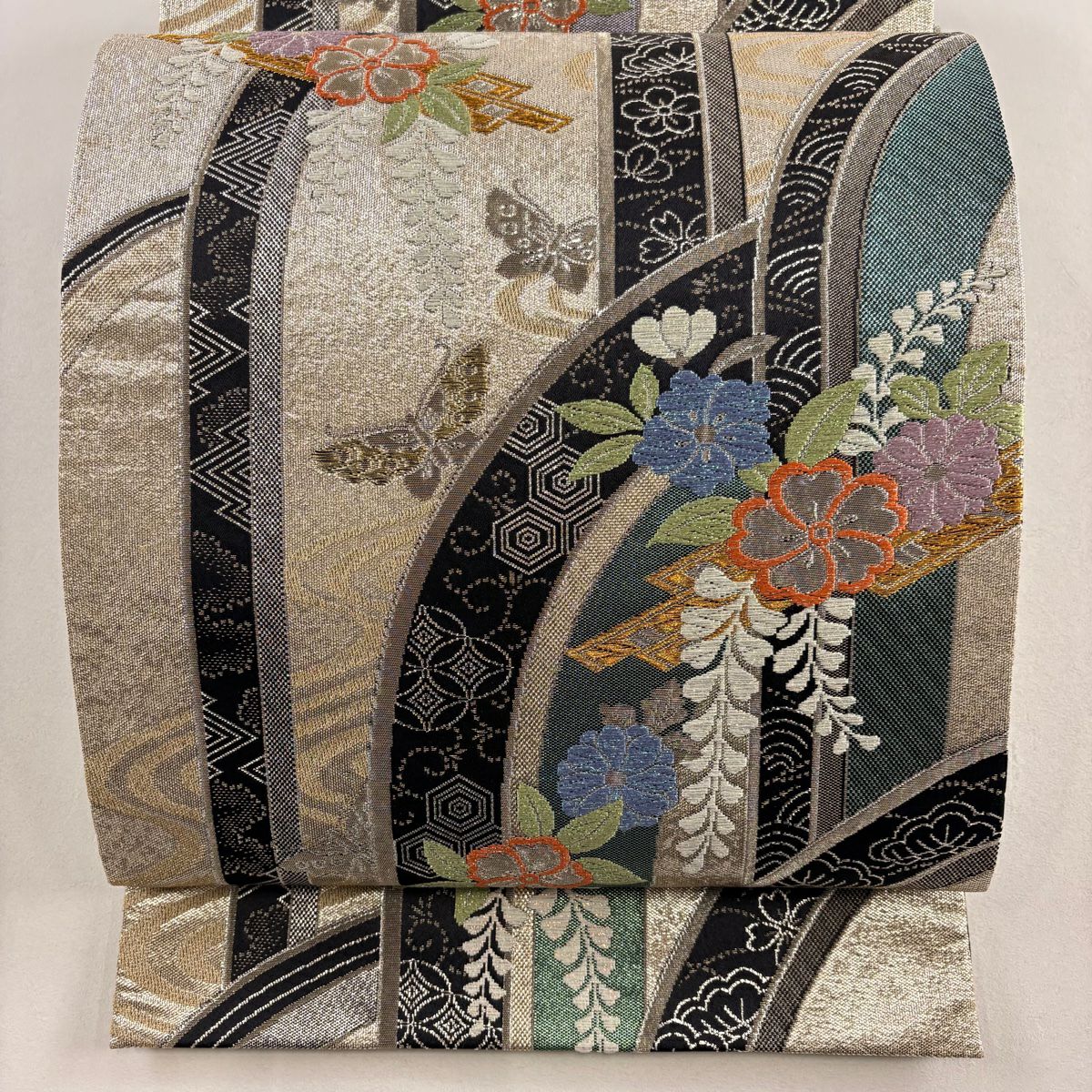 【美品】 袋帶 秀品級 花筏 有職紋樣 金銀彩 銀色 六通 純蠶絲