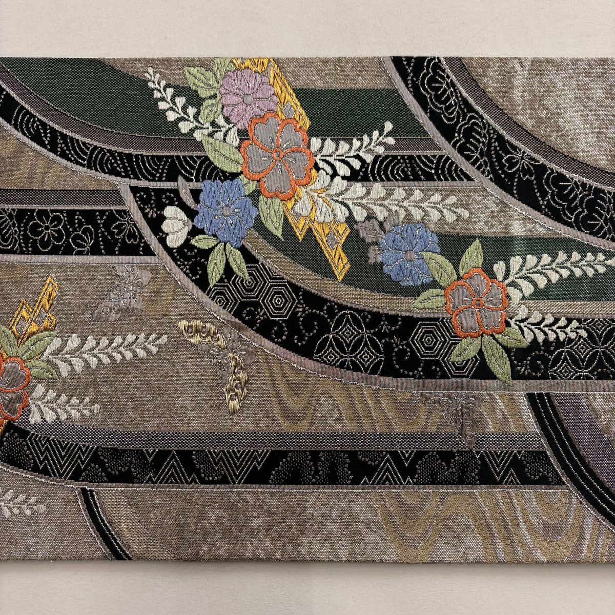 【美品】 袋帶 秀品級 花筏 有職紋樣 金銀彩 銀色 六通 純蠶絲