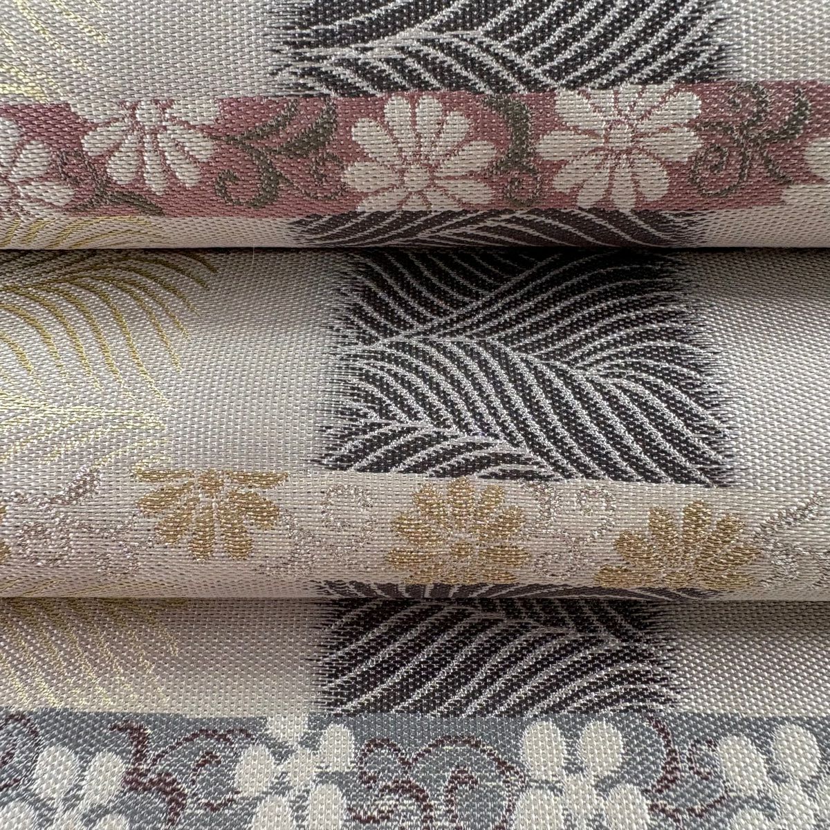 【美品】 袋帶 逸品級 となみ織物 落款 草花紋 波 金銀線 金金箔 灰色 六通 純蠶絲