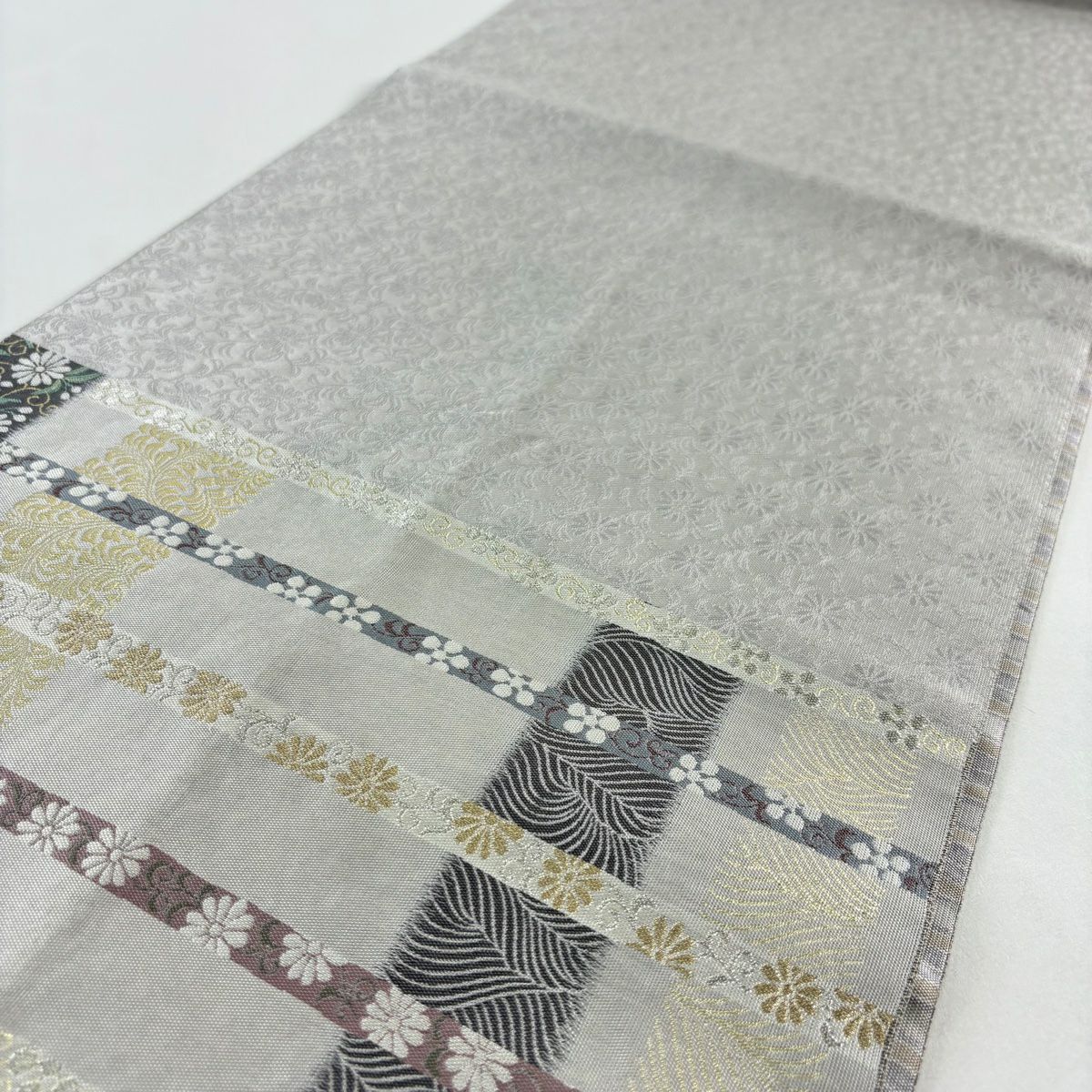 【美品】 袋帶 逸品級 となみ織物 落款 草花紋 波 金銀線 金金箔 灰色 六通 純蠶絲