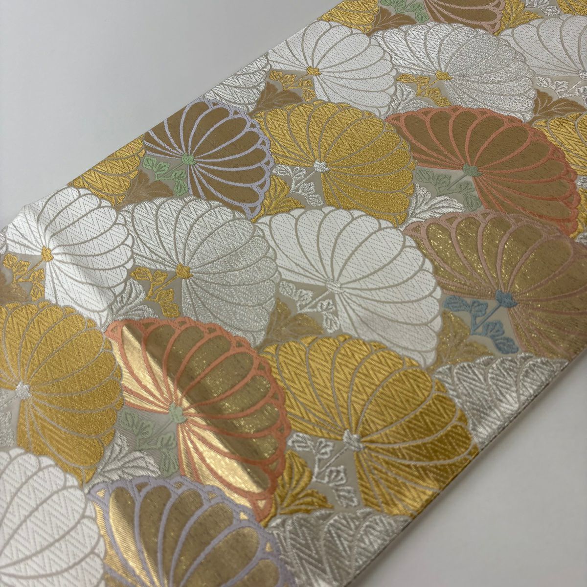 【美品】 袋帶 秀品級 唐織裝束裂錦 菊花 唐織 金銀絲 奶油 六通 純蠶絲