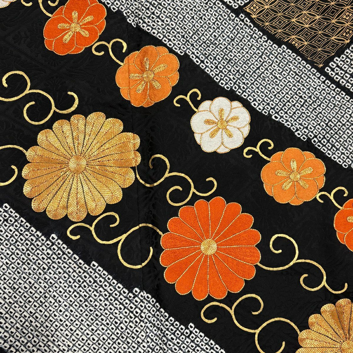 【美品】訪問服 身長151cm 袖長64.5cm M 雙層 花唐草紋 有職紋樣 刺繡 絞染 黑 純蠶絲 秀品級