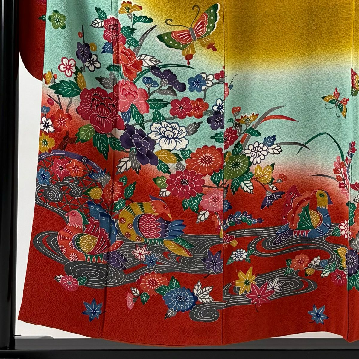 振袖禮服 身長154cm 袖長66.5cm M 雙層 落款あり 蝶 草花紋紋 染分 縮緬 山吹茶 純蠶絲 名品級