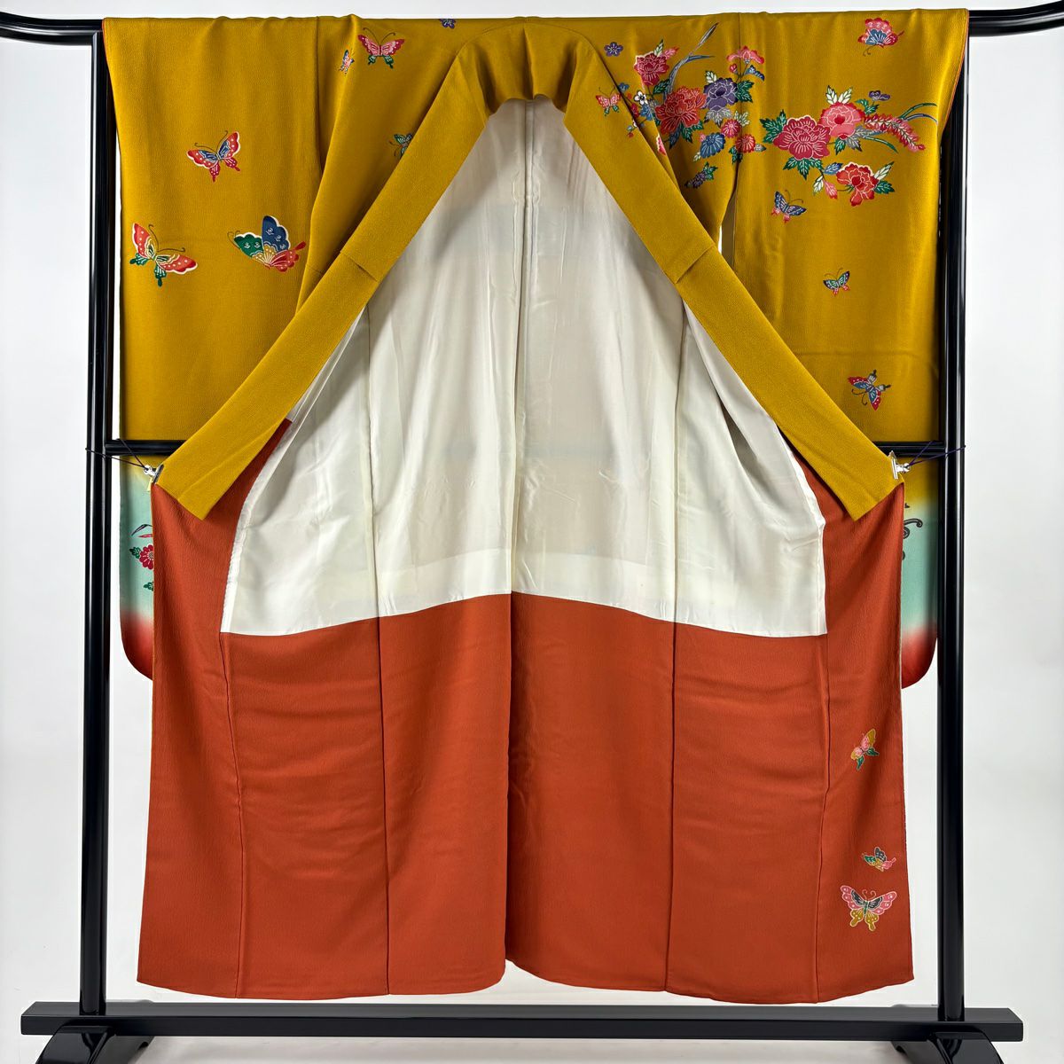 振袖禮服 身長154cm 袖長66.5cm M 雙層 落款あり 蝶 草花紋紋 染分 縮緬 山吹茶 純蠶絲 名品級