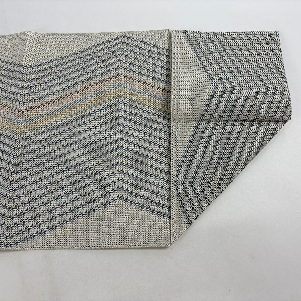 【美品】 名古屋帶 名品級 松樹葉仕立 八寸名古屋帶 夏帶 幾何學 銀通 灰白 純蠶絲