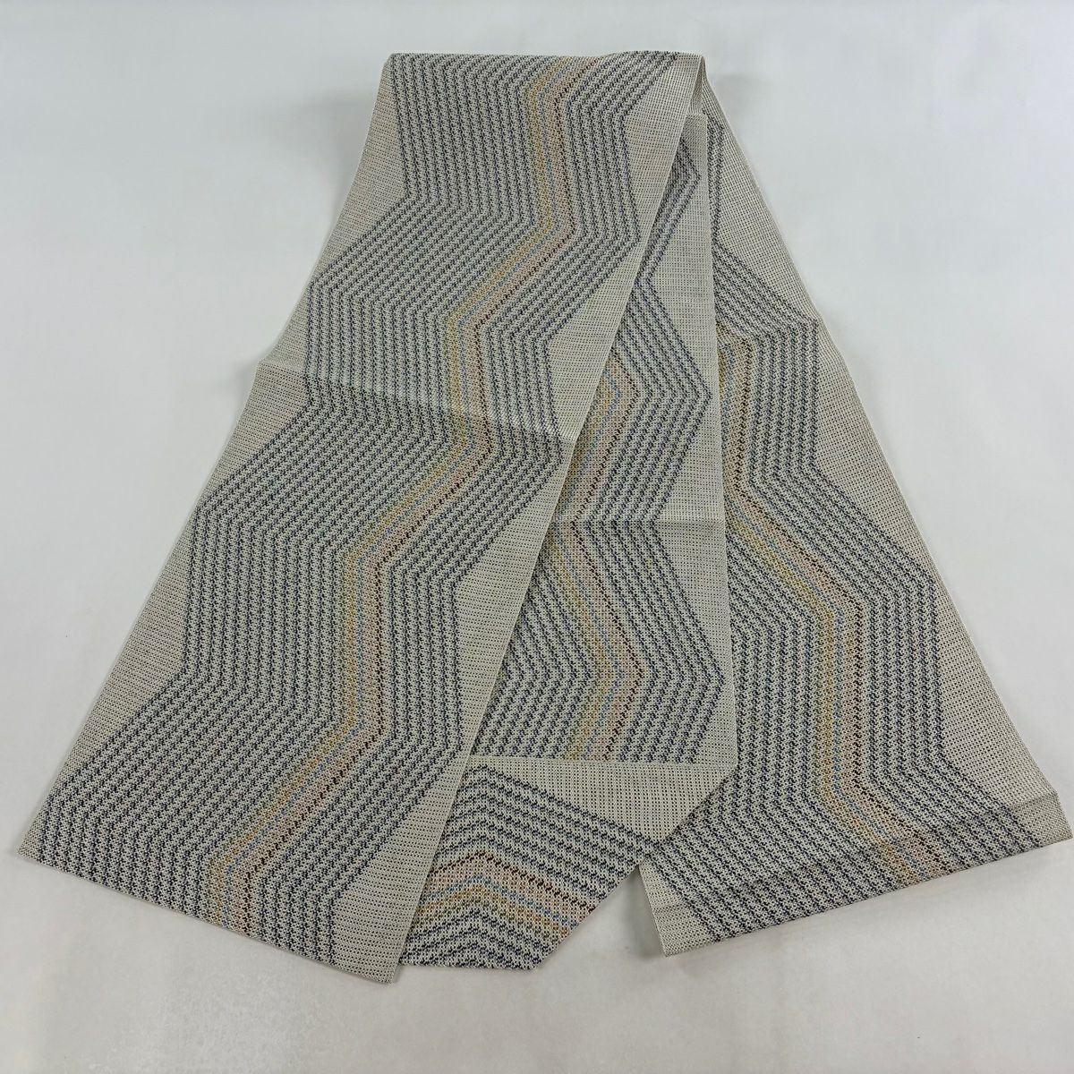 【美品】 名古屋帶 名品級 松樹葉仕立 八寸名古屋帶 夏帶 幾何學 銀通 灰白 純蠶絲