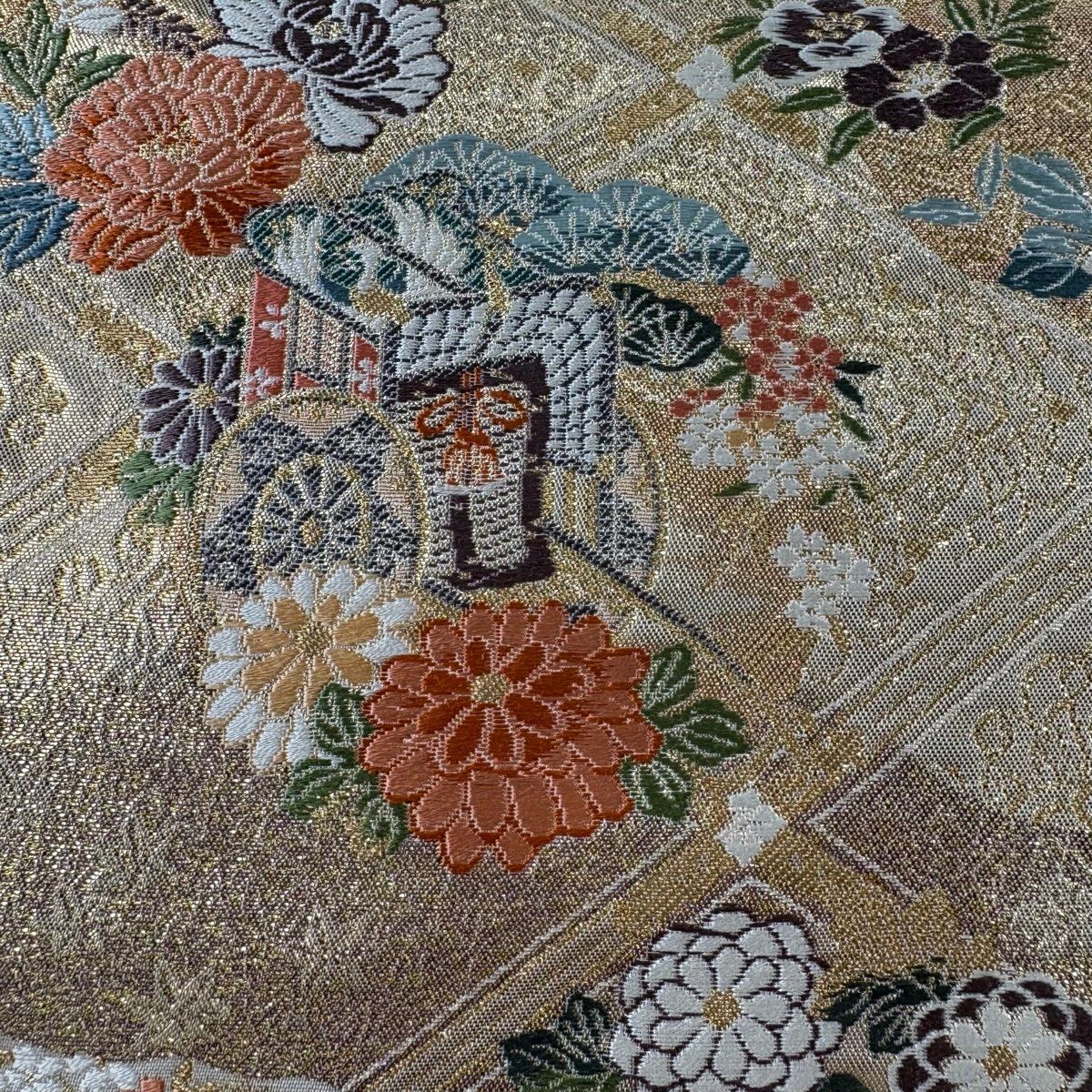 【美品】 袋帶 秀品級 御所車 花丸紋 唐織 金金箔 金色 六通 純蠶絲