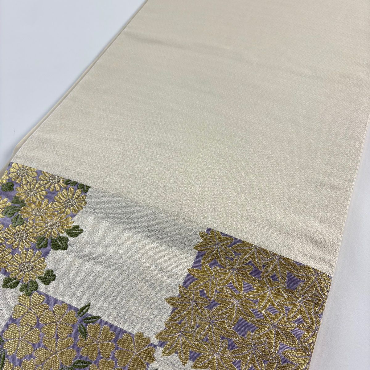 【美品】 袋帶 逸品級 有落款 岩下志麻 草花紋 變化市松樹 金絲 刺繡 奶油 六通 純蠶絲