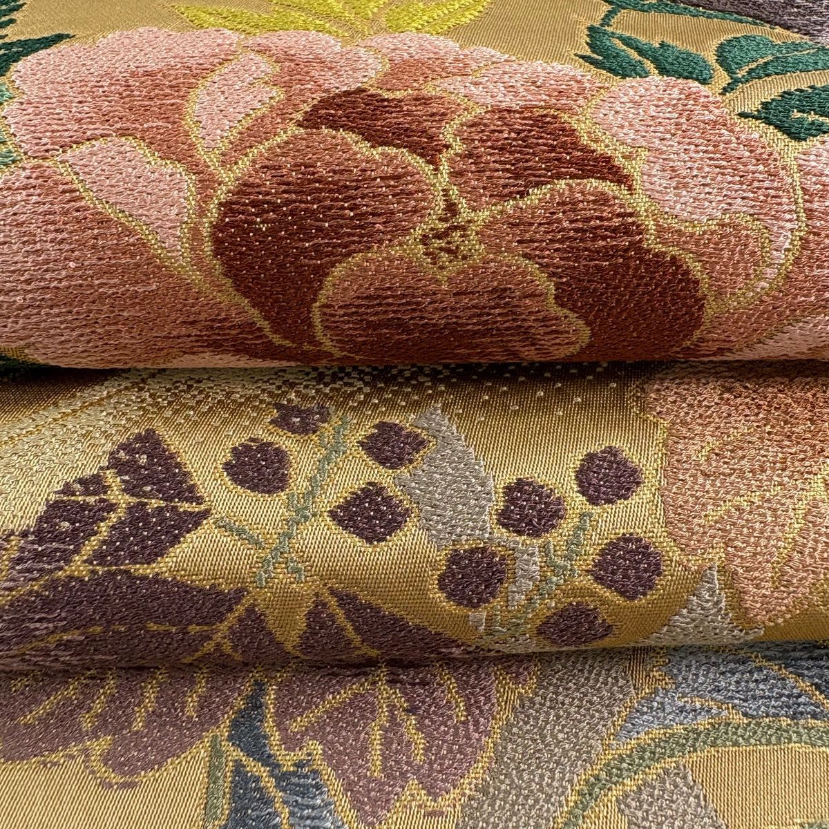 【美品】 袋帶 逸品級 白綾苑大庭 落款あり 關西仕立 草花紋 蝶 刺繡 金線 淺茶 六通 純蠶絲