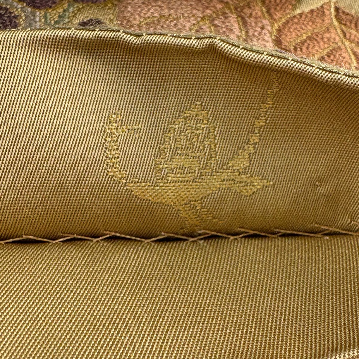 【美品】 袋帶 逸品級 白綾苑大庭 落款あり 關西仕立 草花紋 蝶 刺繡 金線 淺茶 六通 純蠶絲