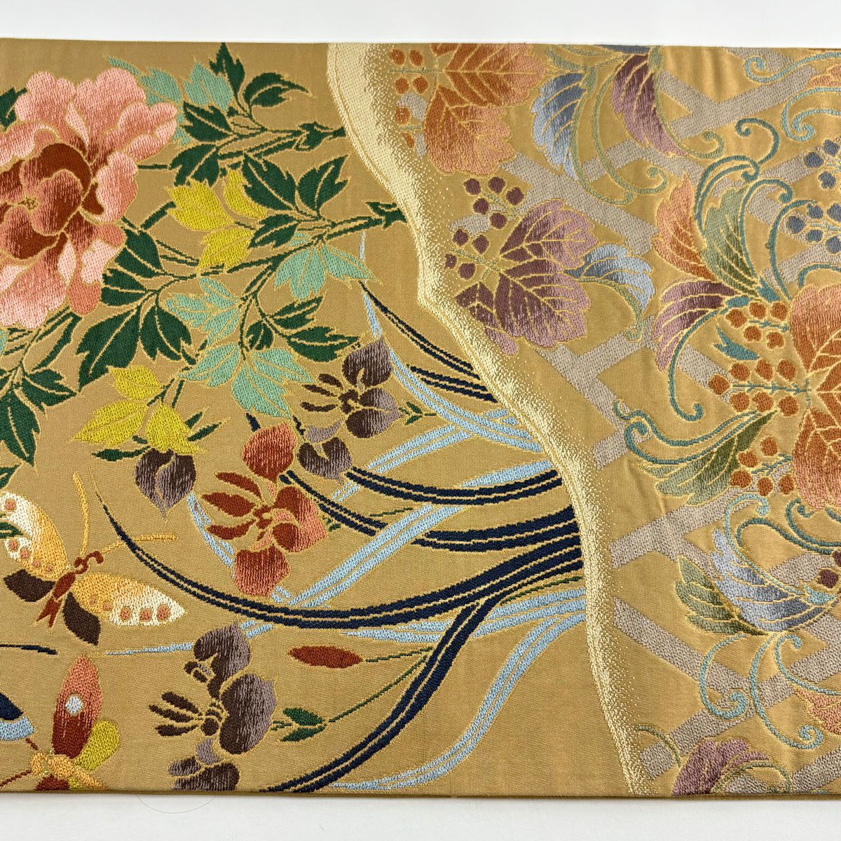 【美品】 袋帶 逸品級 白綾苑大庭 落款あり 關西仕立 草花紋 蝶 刺繡 金線 淺茶 六通 純蠶絲