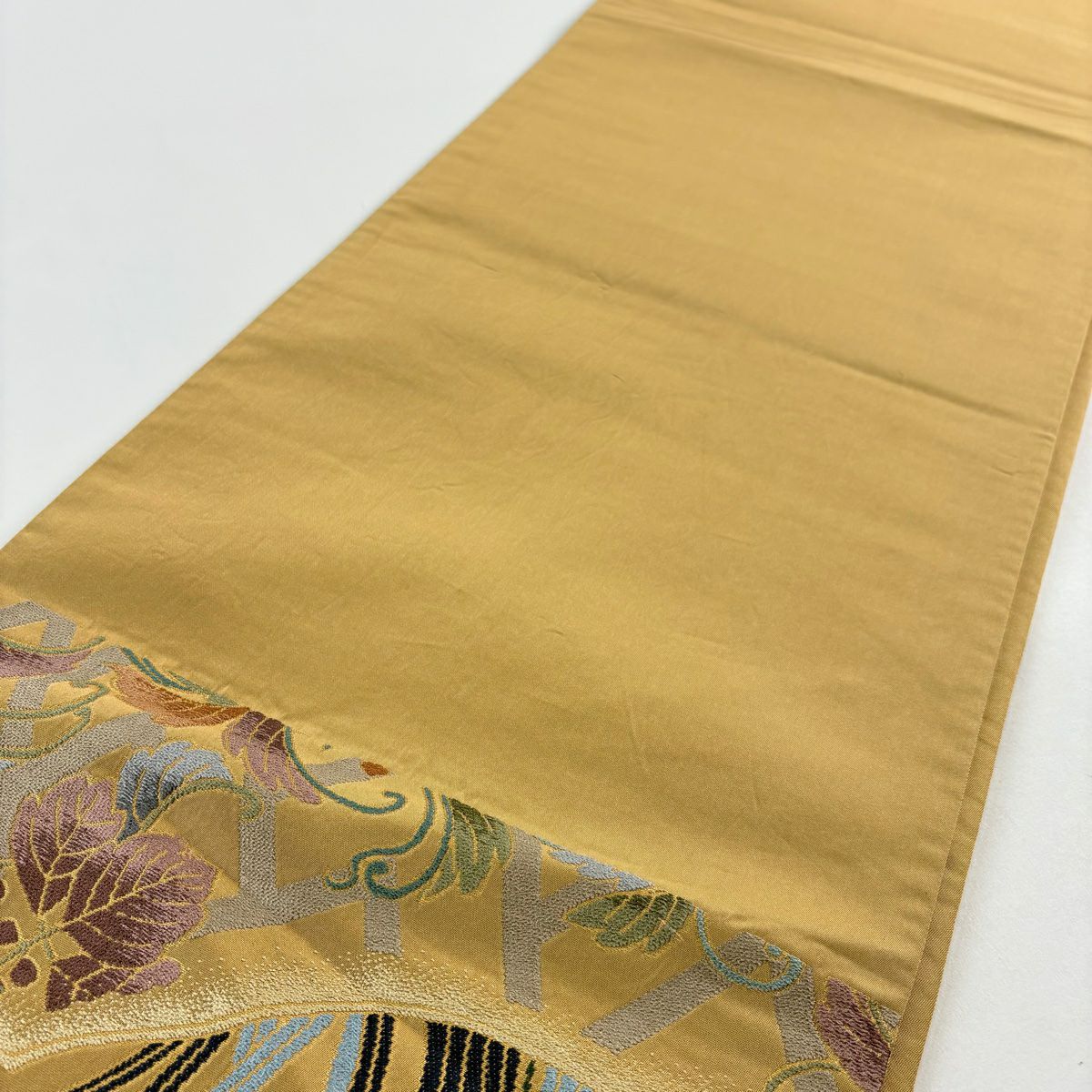 【美品】 袋帶 逸品級 白綾苑大庭 落款あり 關西仕立 草花紋 蝶 刺繡 金線 淺茶 六通 純蠶絲