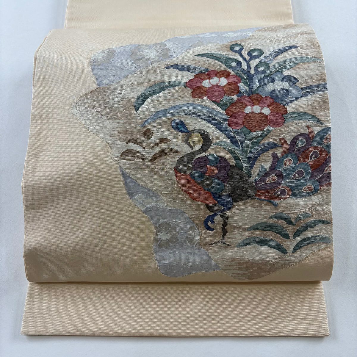 【美品】 袋帶 秀品級 孔雀 草花紋 金糸 淺橙色 お太鼓圖案 純蠶絲