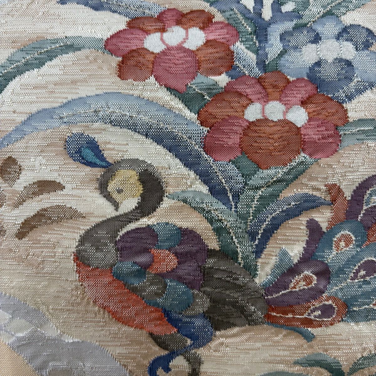 【美品】 袋帶 秀品級 孔雀 草花紋 金糸 淺橙色 お太鼓圖案 純蠶絲