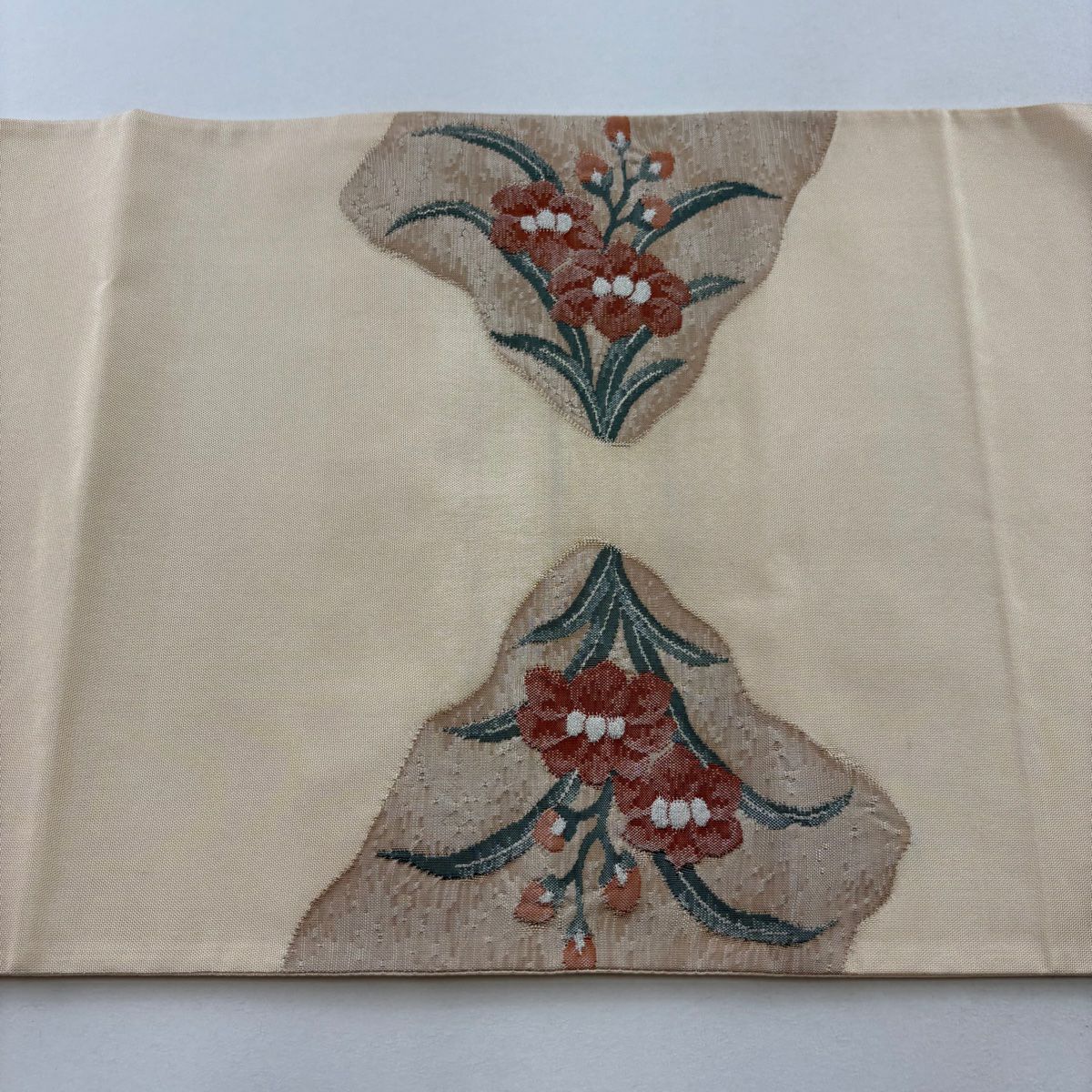 【美品】 袋帶 秀品級 孔雀 草花紋 金糸 淺橙色 お太鼓圖案 純蠶絲