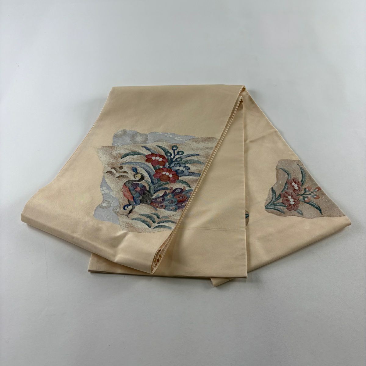 【美品】 袋帶 秀品級 孔雀 草花紋 金糸 淺橙色 お太鼓圖案 純蠶絲