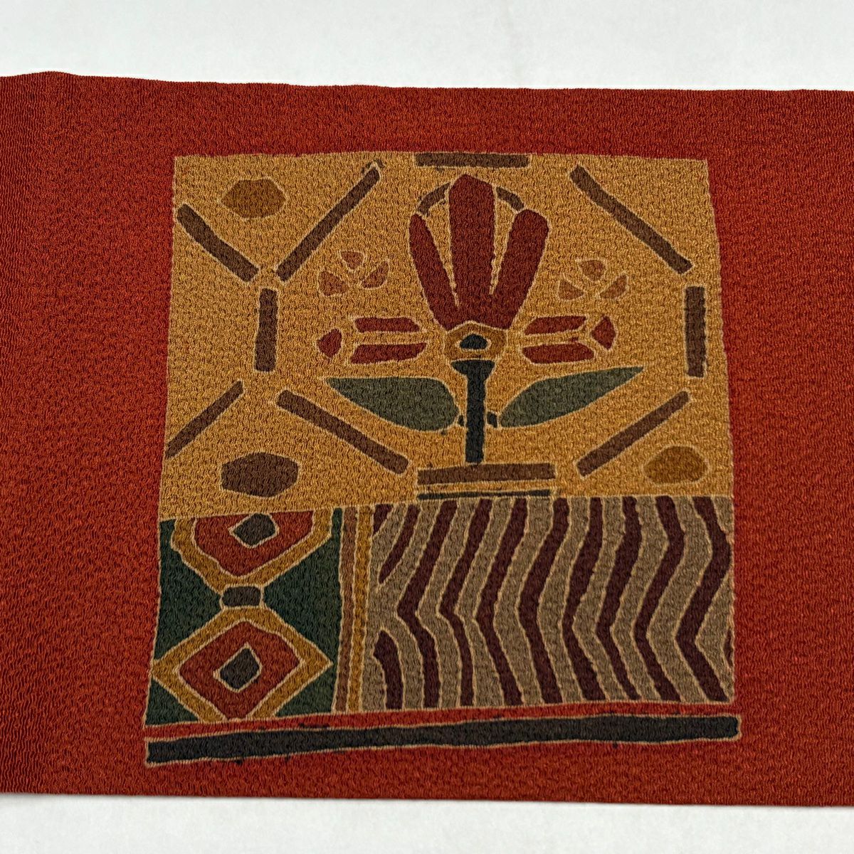 【美品】 名古屋帶 優品級 草花紋紋 幾何學刺繡 縮緬 えんじ 純蠶絲