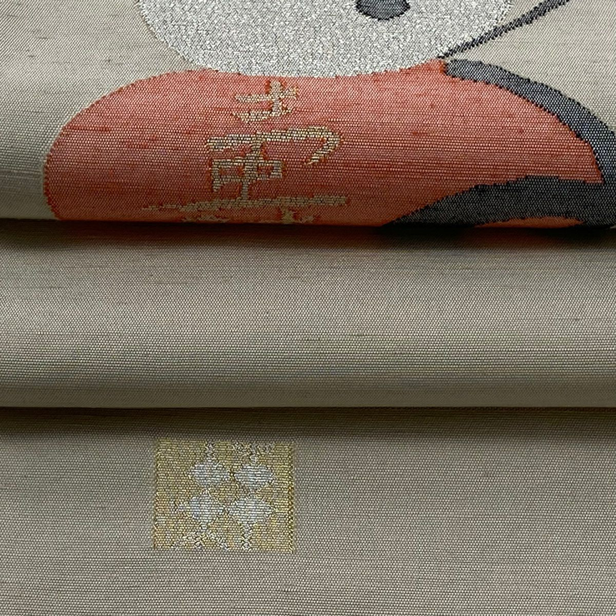 【美品】 袋帶 逸品級 落款あり 能州紬織織 文字文 金絲 銀絲 灰白 お太鼓柄 純蠶絲