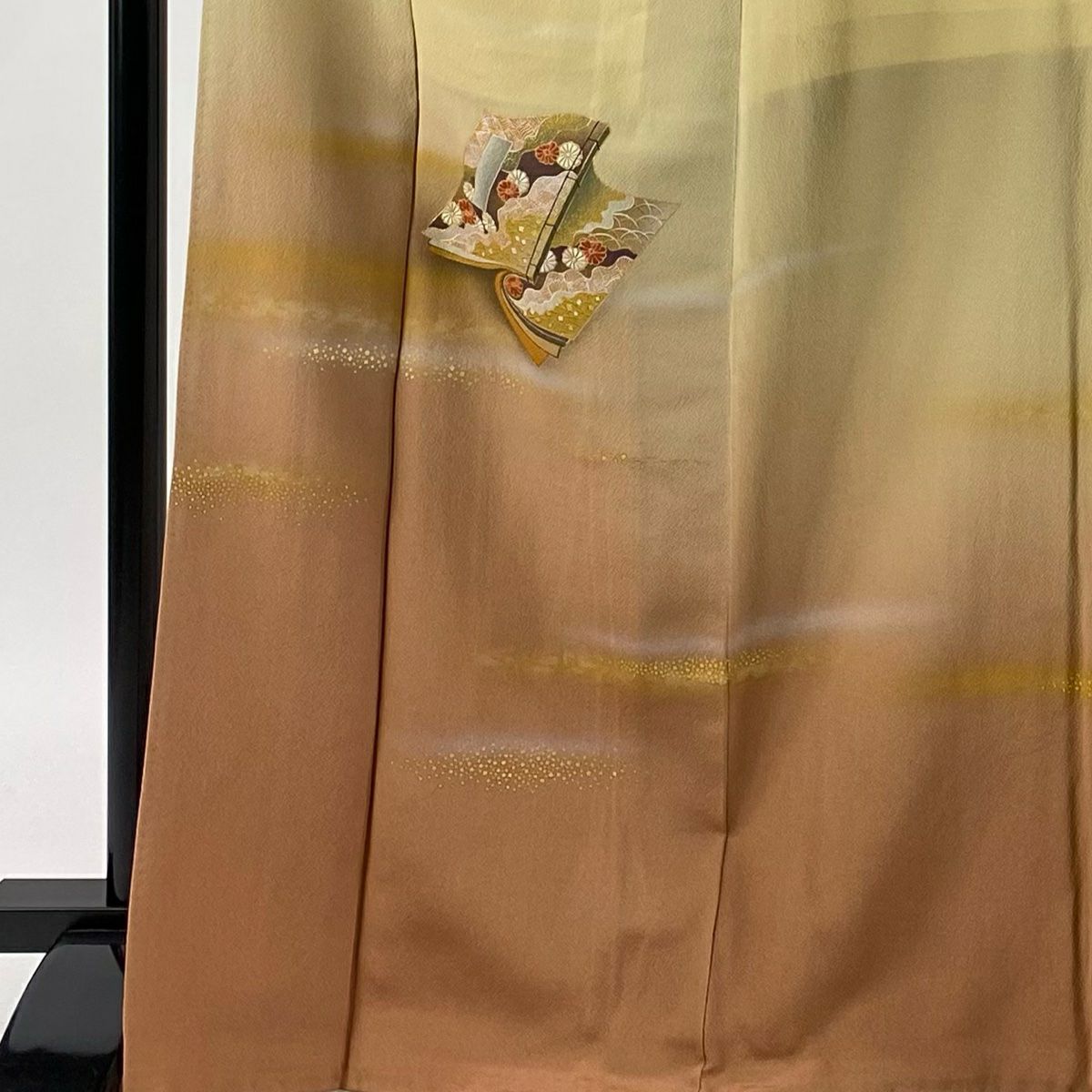 【美品】 留袖禮服禮服 身長170.5cm 袖長66.5cm M 雙層 人間國寶 福田喜重 落款あり 冊子 菊花 刺繡 金銀彩 米色 純蠶絲 逸品級 三つ紋