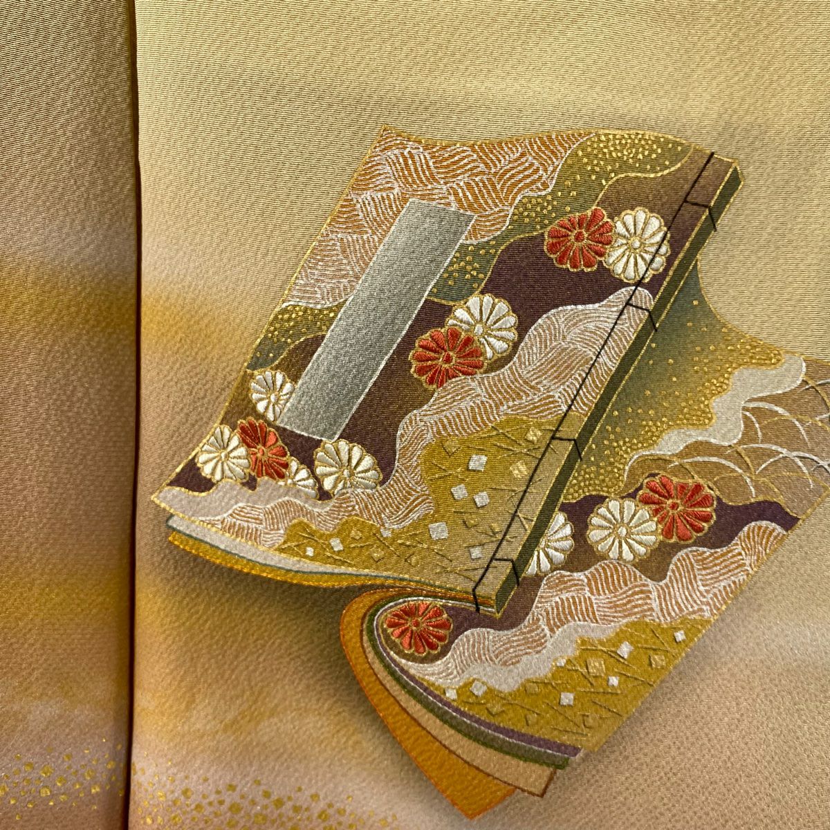 【美品】 留袖禮服禮服 身長170.5cm 袖長66.5cm M 雙層 人間國寶 福田喜重 落款あり 冊子 菊花 刺繡 金銀彩 米色 純蠶絲 逸品級 三つ紋