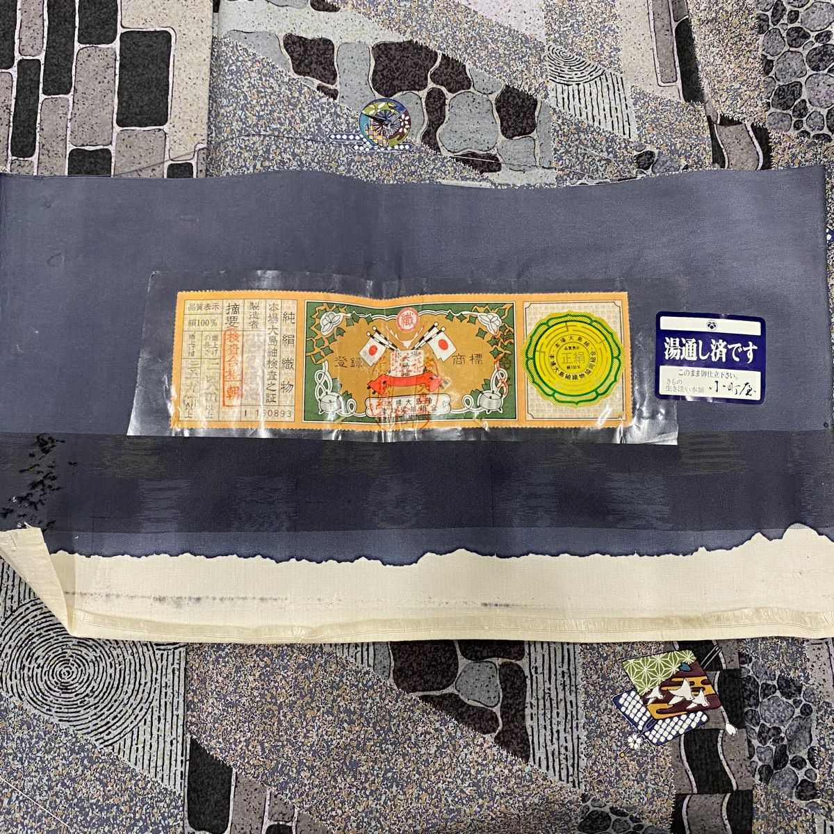 【美品】 小紋 身長156cm 袖長65.5cm M 雙層 大島紬織地 證書あり ぽっくり 石畳 灰色 純蠶絲 名品級