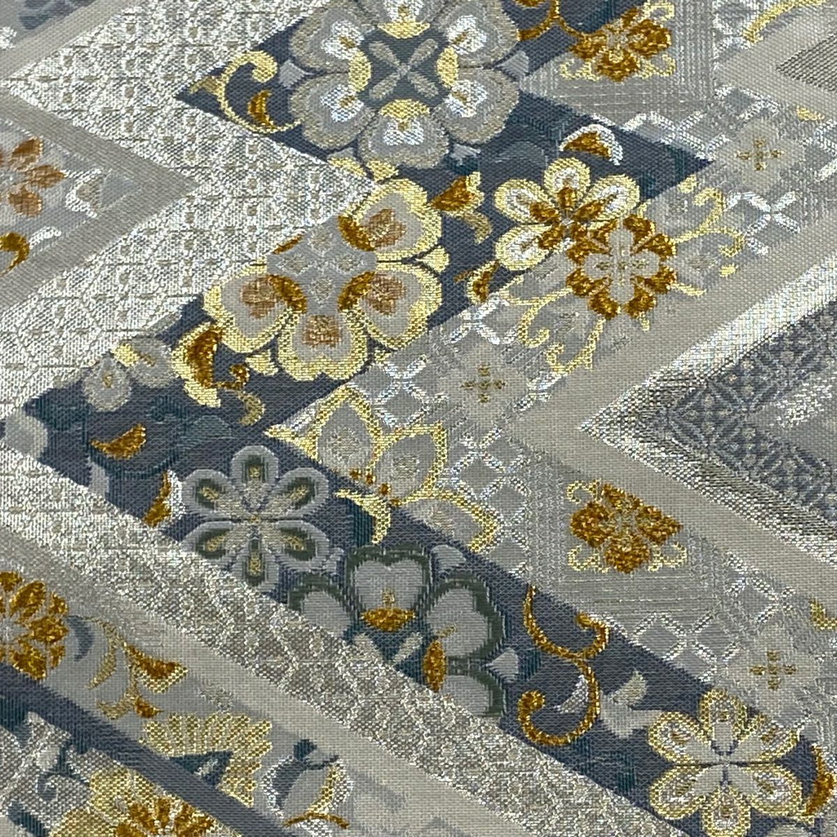 【美品】 袋帶 秀品級 花唐草紋 稻妻紋 金金箔 金銀彩 灰白 六通 純蠶絲