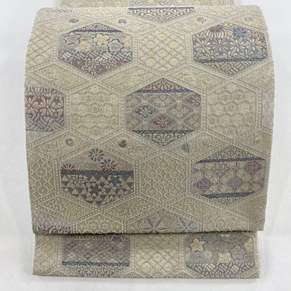 【美品】 袋帶 名品級 龜甲紋 梅花 金絲 輪奈織 灰白 お太鼓柄 純蠶絲