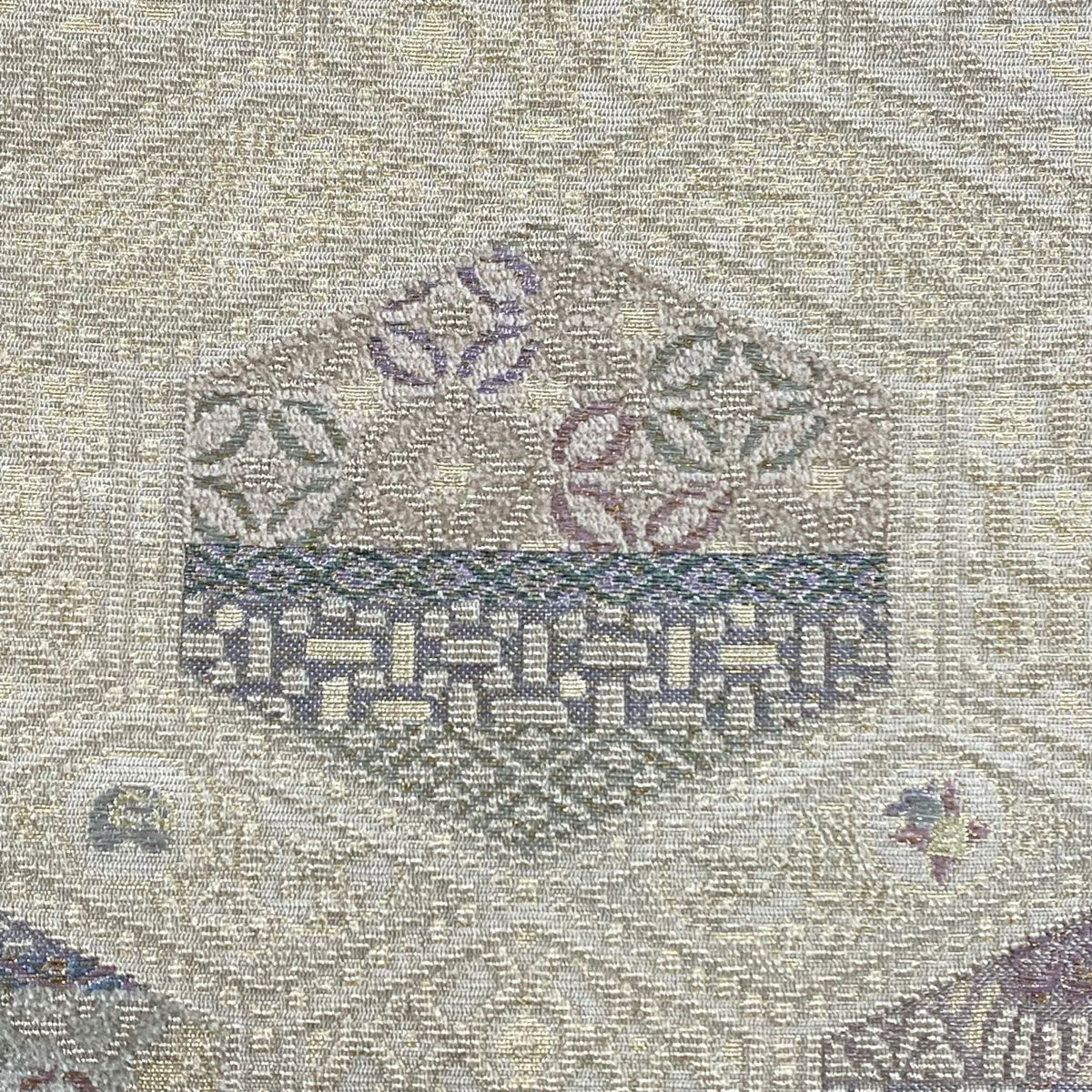 【美品】 袋帶 名品級 龜甲紋 梅花 金絲 輪奈織 灰白 お太鼓柄 純蠶絲