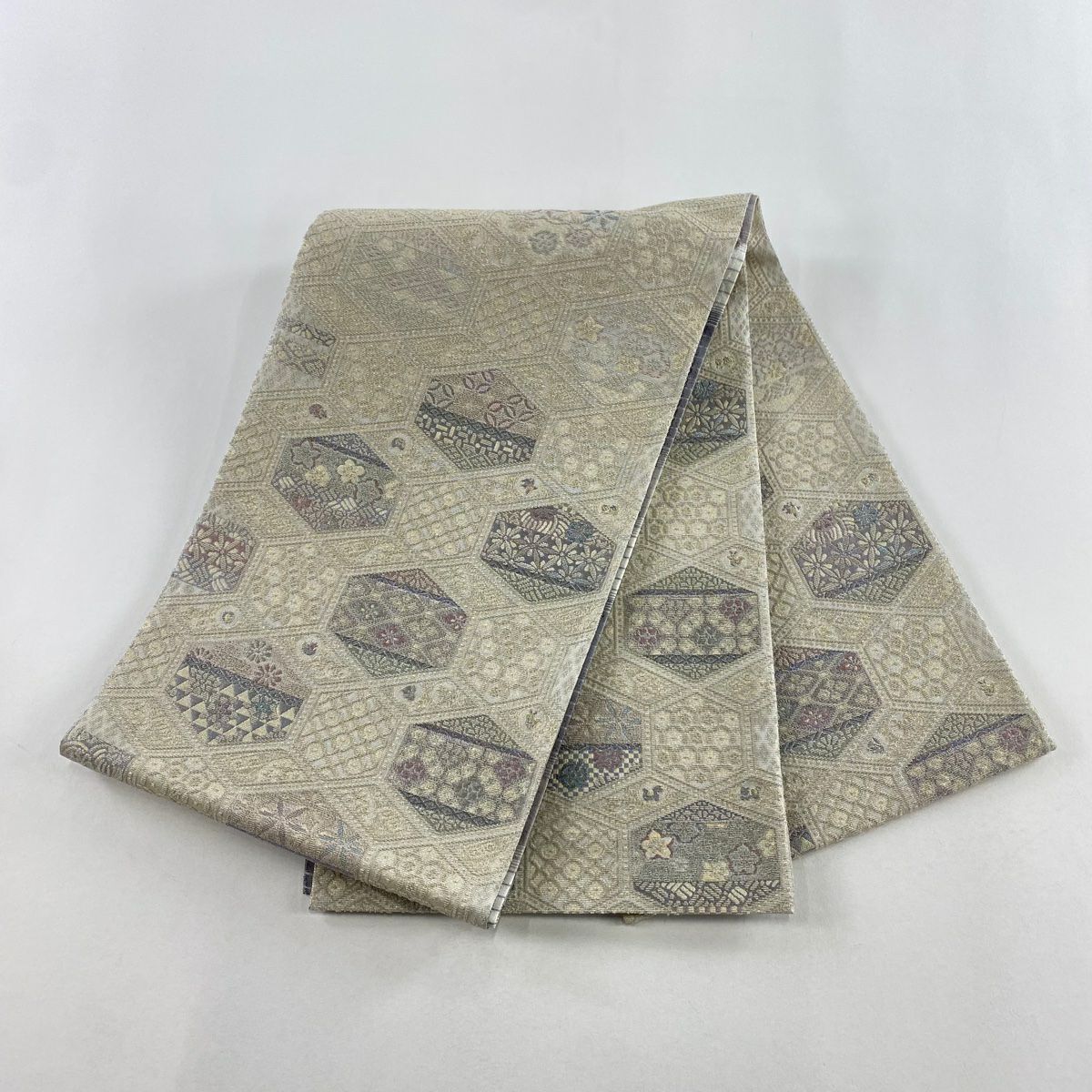 【美品】 袋帶 名品級 龜甲紋 梅花 金絲 輪奈織 灰白 お太鼓柄 純蠶絲