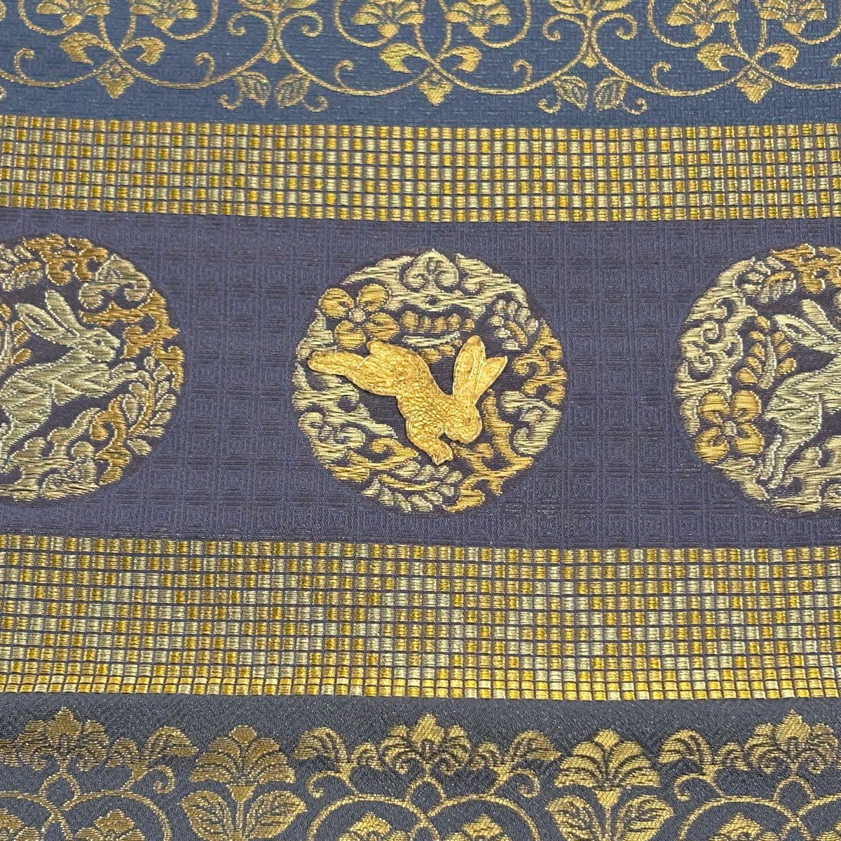 【美品】 袋帶 逸品級 じゅらく 落款あり 黃金繭 花唐草紋 兔子 金絲 金金箔 青紫 六通 純蠶絲
