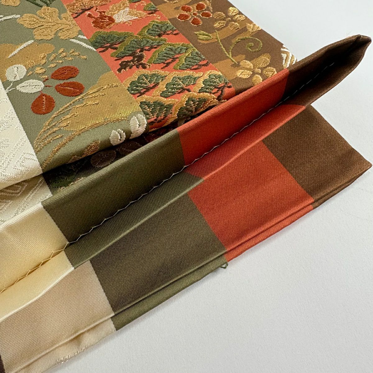 【美品】 袋帶 秀品級 草花紋紋 寶盡くし 唐織 金金箔 奶油 六通 純蠶絲